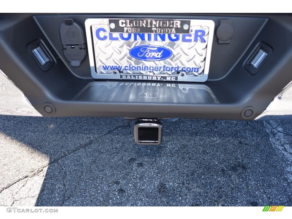 2017 F150 XLT SuperCrew 4x4 - Oxford White / Earth Gray photo #5