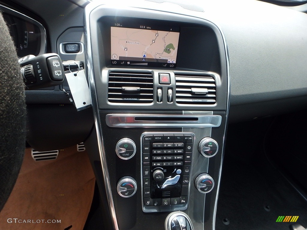 2017 Volvo XC60 T6 AWD R-Design Controls Photos