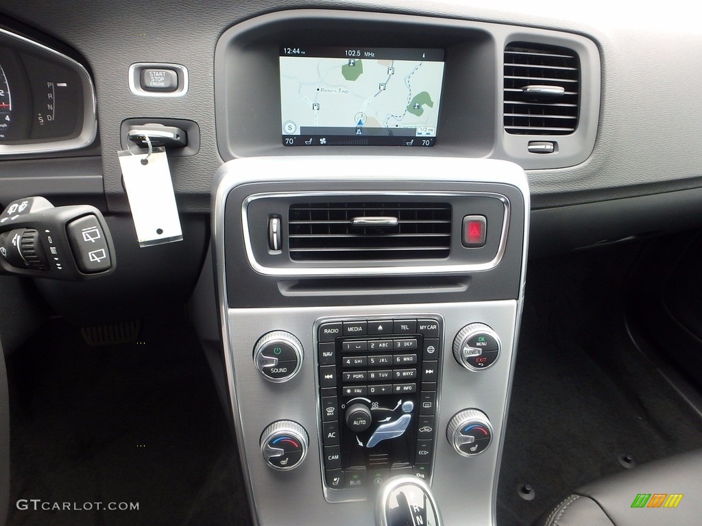 2017 Volvo V60 T5 Controls Photo #121399610