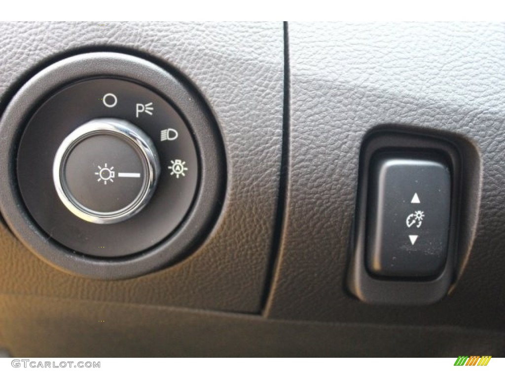2017 Ford Taurus SEL Controls Photo #121412450