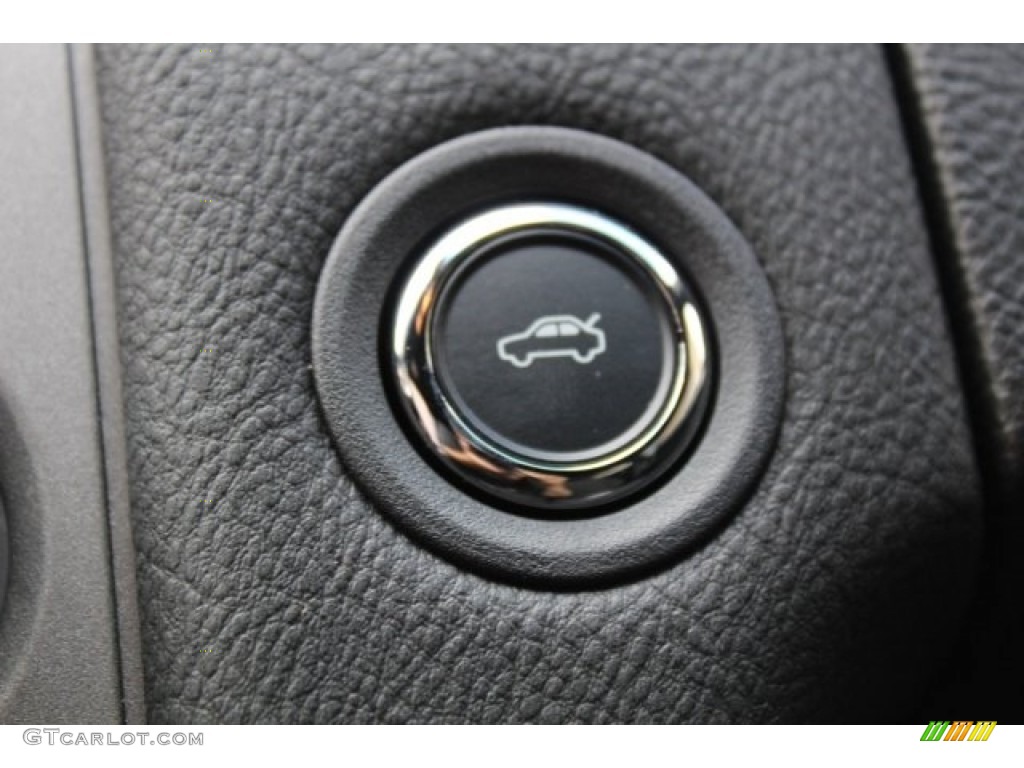 2017 Ford Taurus SEL Controls Photos