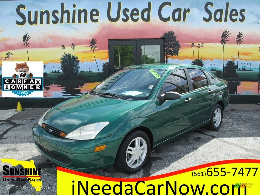 2002 Focus SE Sedan - Grabber Green Metallic / Medium Graphite photo #1