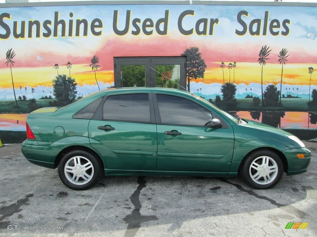 2002 Focus SE Sedan - Grabber Green Metallic / Medium Graphite photo #2