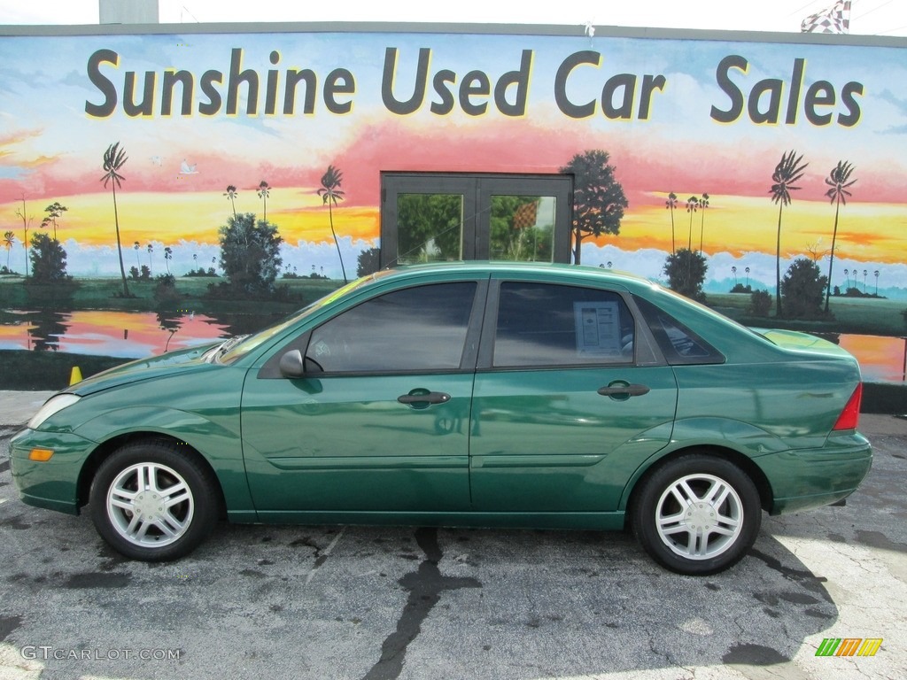 2002 Focus SE Sedan - Grabber Green Metallic / Medium Graphite photo #3