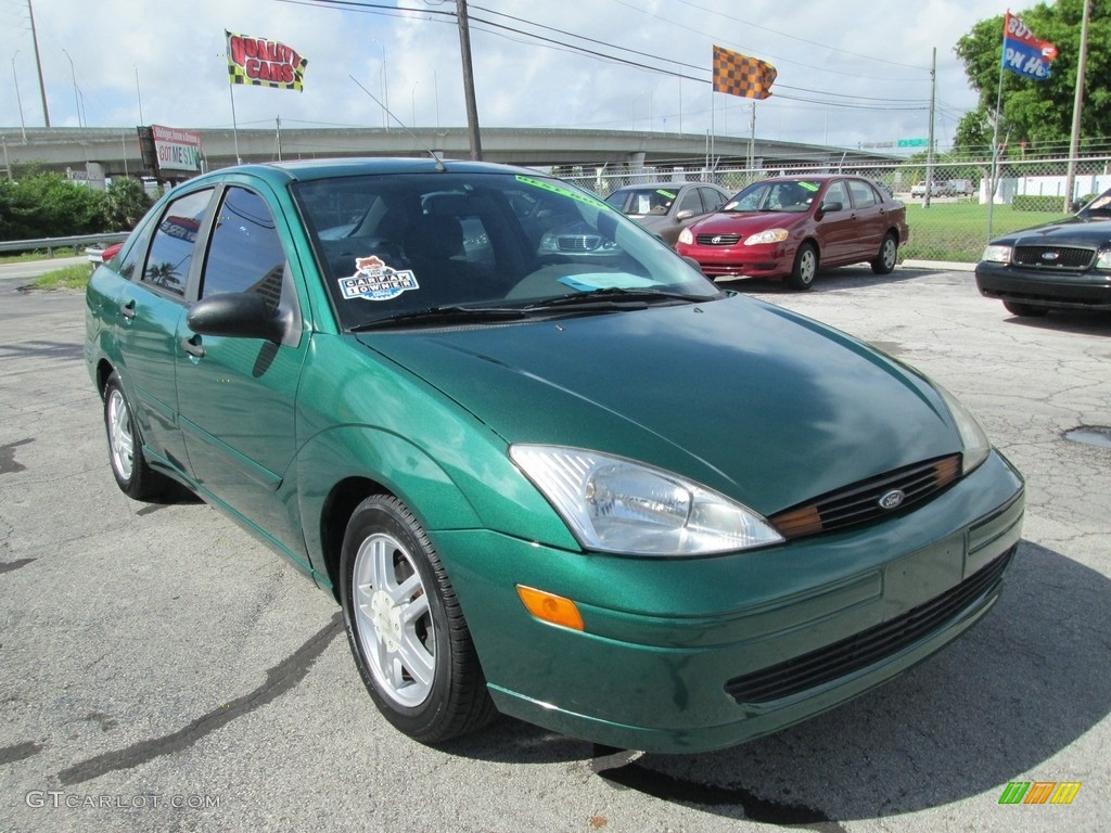 2002 Focus SE Sedan - Grabber Green Metallic / Medium Graphite photo #4
