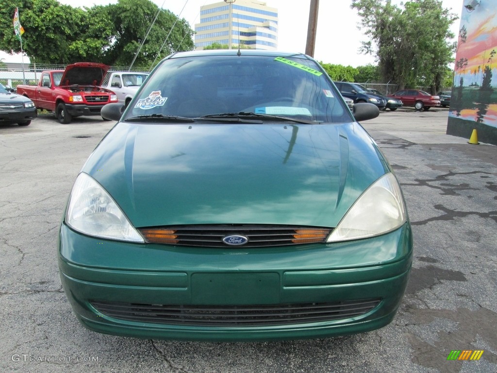 2002 Focus SE Sedan - Grabber Green Metallic / Medium Graphite photo #5