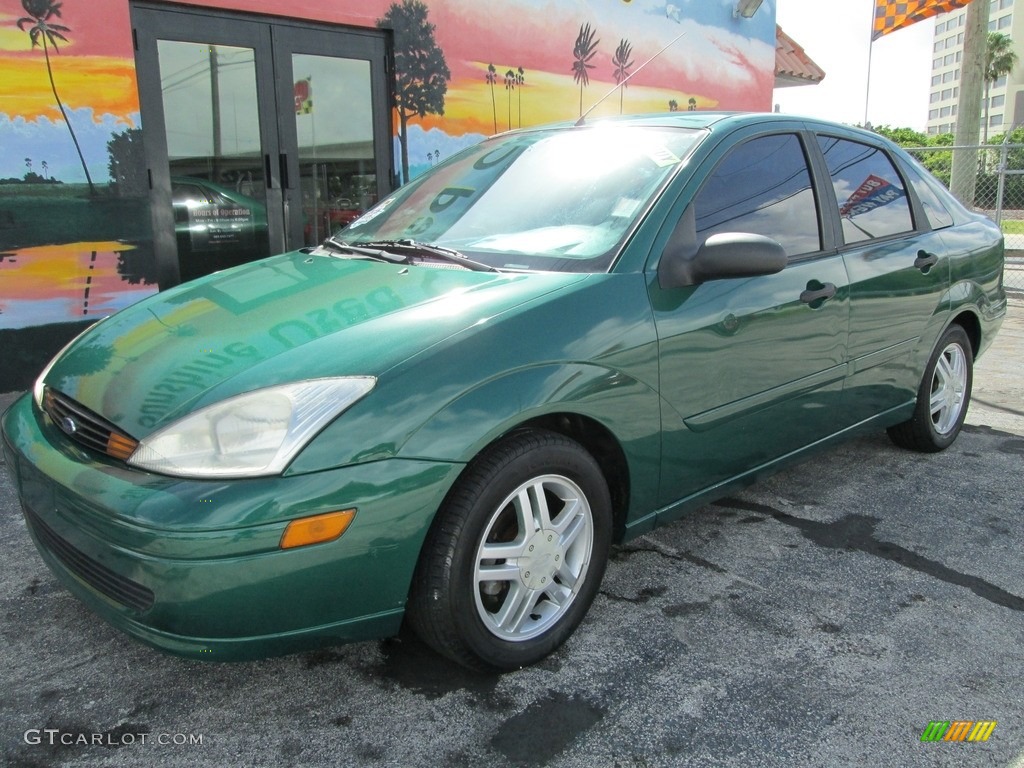 2002 Focus SE Sedan - Grabber Green Metallic / Medium Graphite photo #6