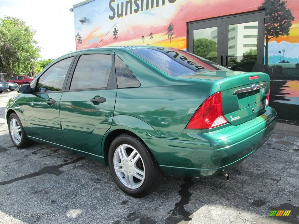 2002 Focus SE Sedan - Grabber Green Metallic / Medium Graphite photo #7