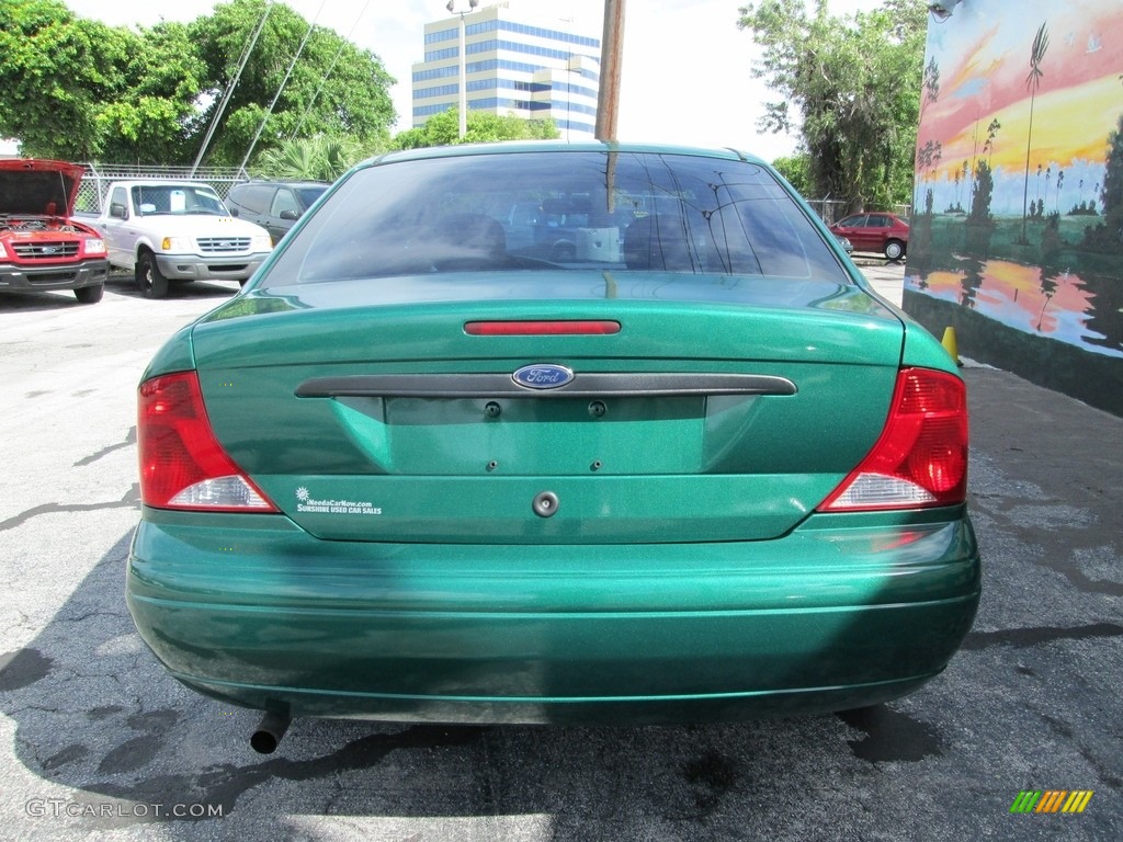 2002 Focus SE Sedan - Grabber Green Metallic / Medium Graphite photo #8