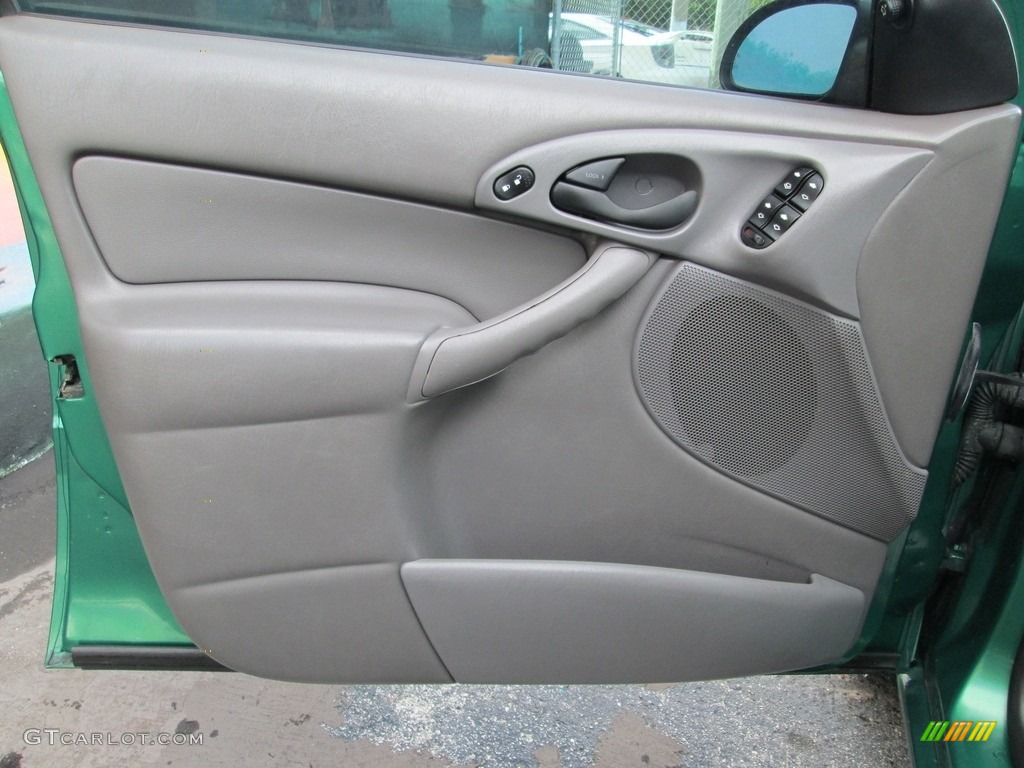 2002 Focus SE Sedan - Grabber Green Metallic / Medium Graphite photo #10