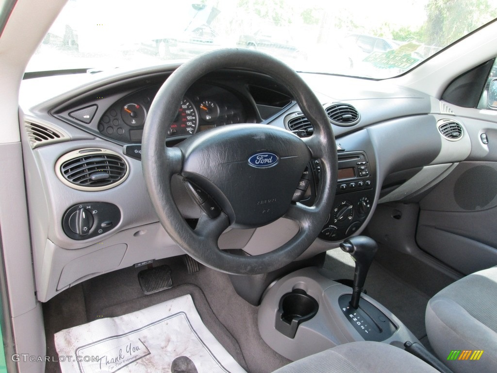 2002 Focus SE Sedan - Grabber Green Metallic / Medium Graphite photo #11