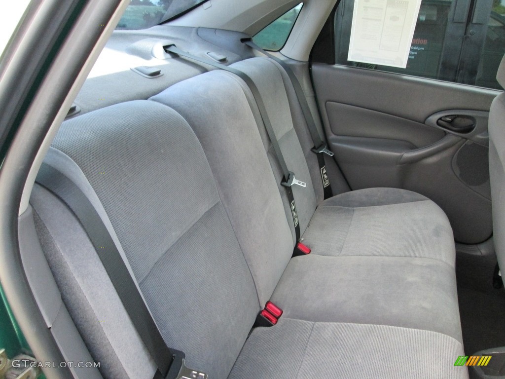 2002 Focus SE Sedan - Grabber Green Metallic / Medium Graphite photo #16