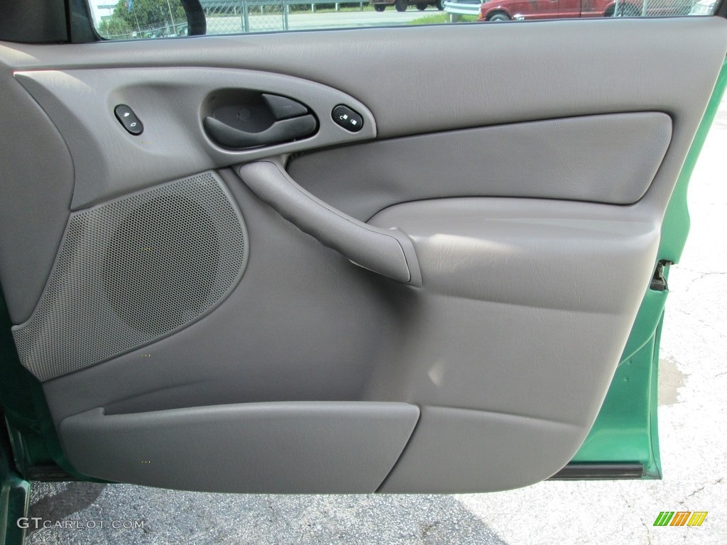 2002 Focus SE Sedan - Grabber Green Metallic / Medium Graphite photo #17