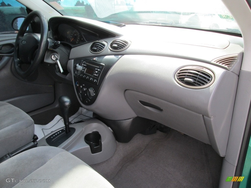 2002 Focus SE Sedan - Grabber Green Metallic / Medium Graphite photo #19