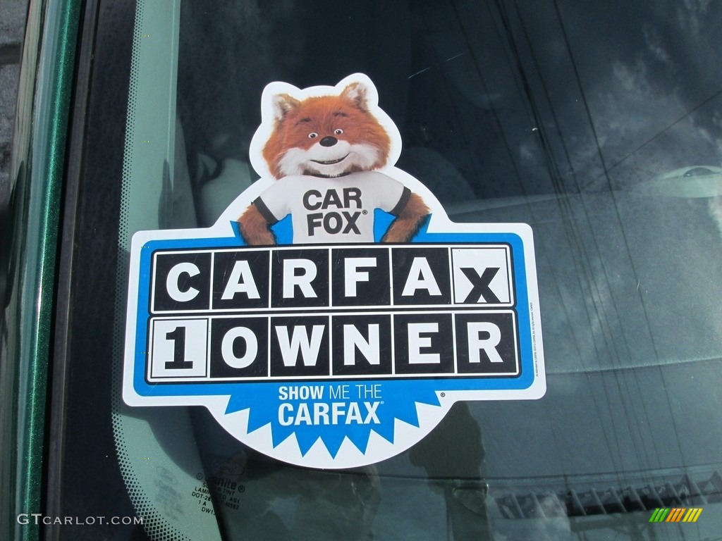 2002 Focus SE Sedan - Grabber Green Metallic / Medium Graphite photo #24