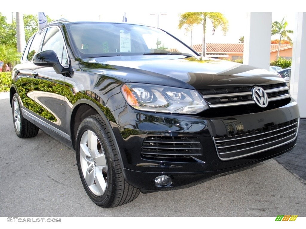 2014 Touareg V6 Lux 4Motion - Black / Cornsilk Beige photo #2