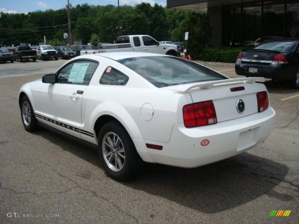 2005 Mustang V6 Deluxe Coupe - Performance White / Light Graphite photo #2