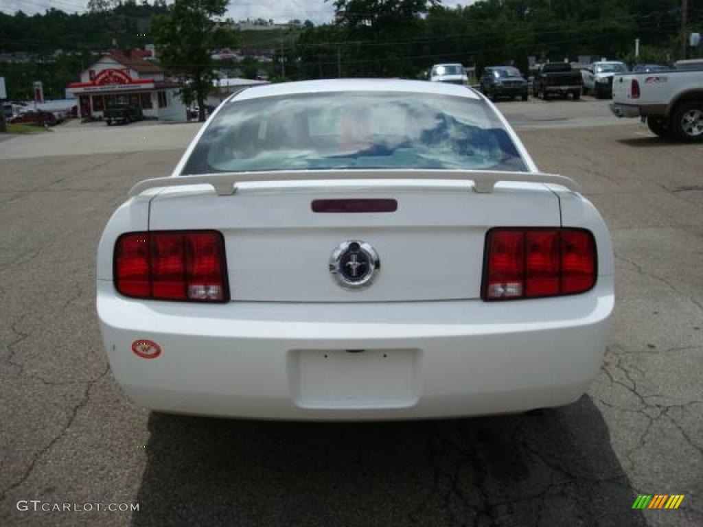2005 Mustang V6 Deluxe Coupe - Performance White / Light Graphite photo #3