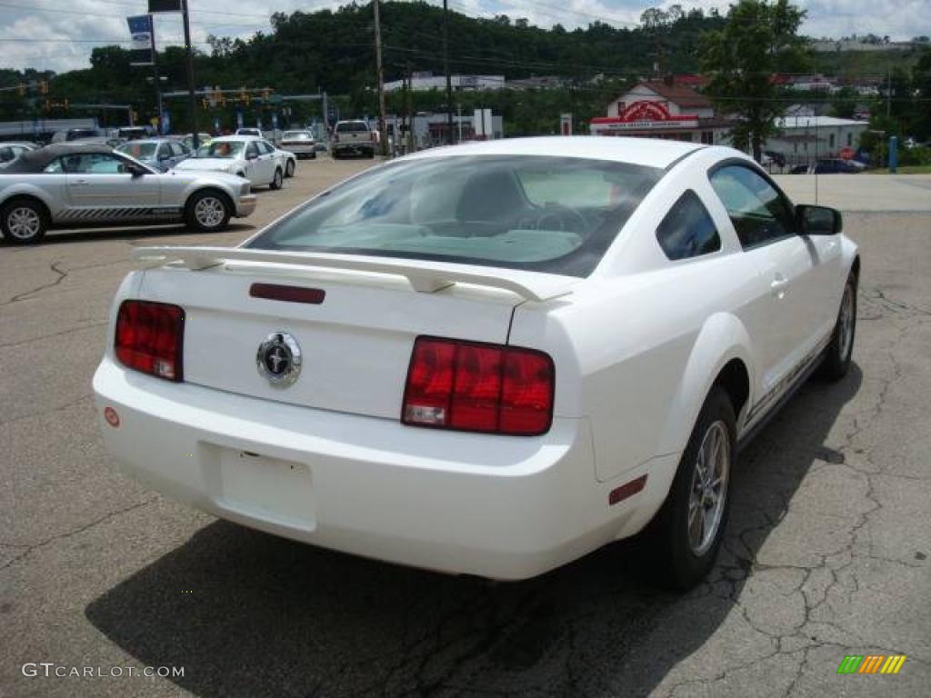 2005 Mustang V6 Deluxe Coupe - Performance White / Light Graphite photo #4