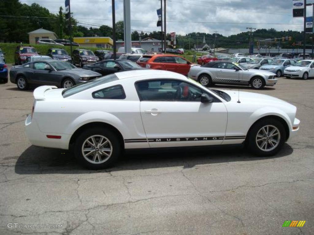 2005 Mustang V6 Deluxe Coupe - Performance White / Light Graphite photo #5