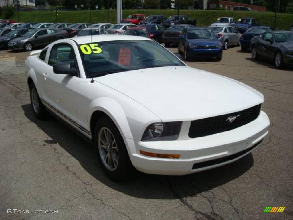 2005 Mustang V6 Deluxe Coupe - Performance White / Light Graphite photo #6