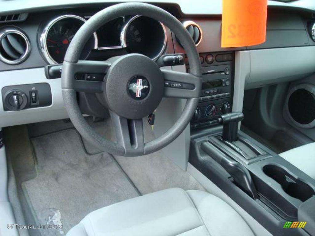 2005 Mustang V6 Deluxe Coupe - Performance White / Light Graphite photo #9