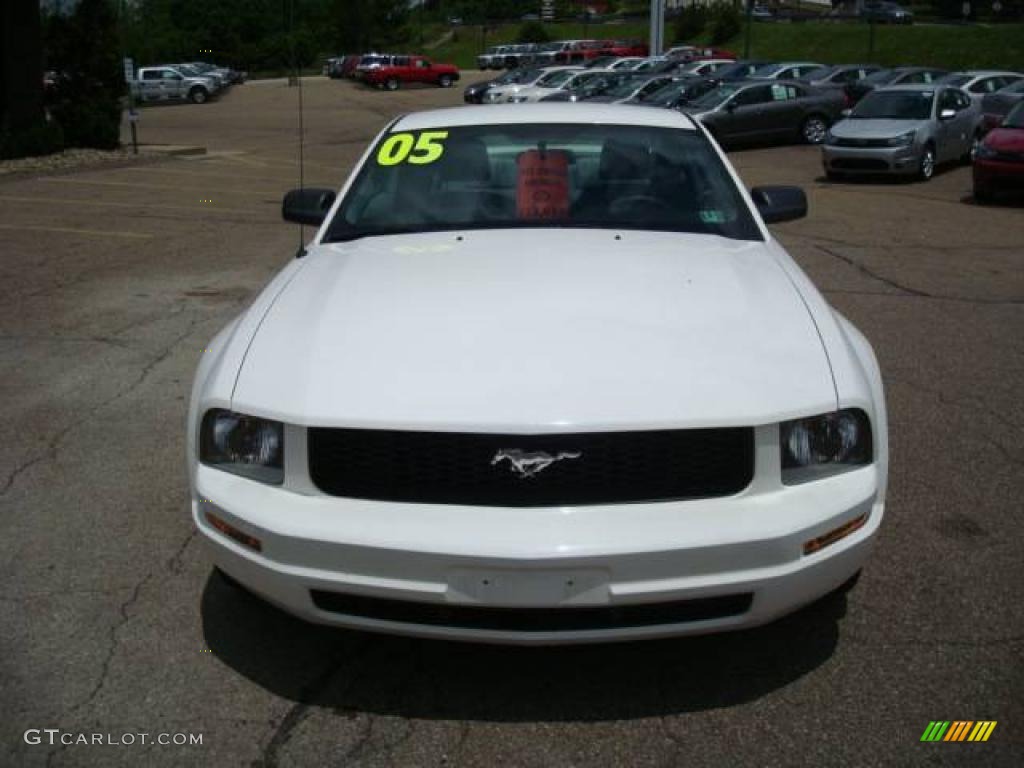 2005 Mustang V6 Deluxe Coupe - Performance White / Light Graphite photo #10