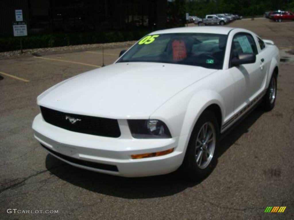 2005 Mustang V6 Deluxe Coupe - Performance White / Light Graphite photo #11