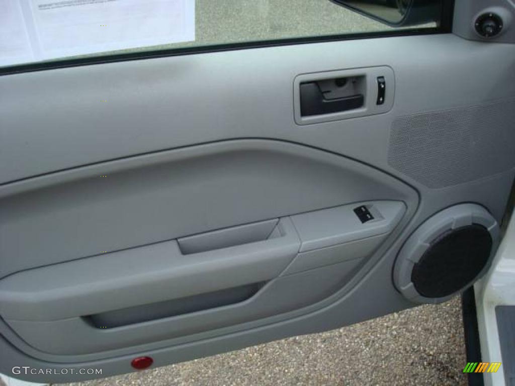 2005 Mustang V6 Deluxe Coupe - Performance White / Light Graphite photo #13
