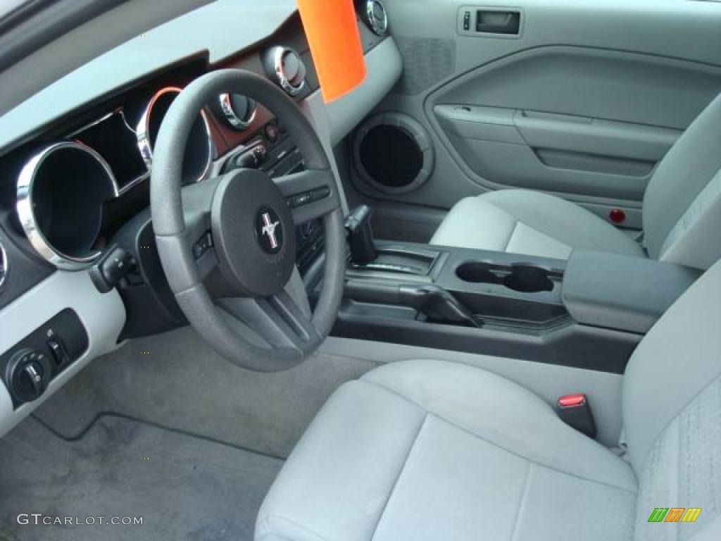 2005 Mustang V6 Deluxe Coupe - Performance White / Light Graphite photo #14