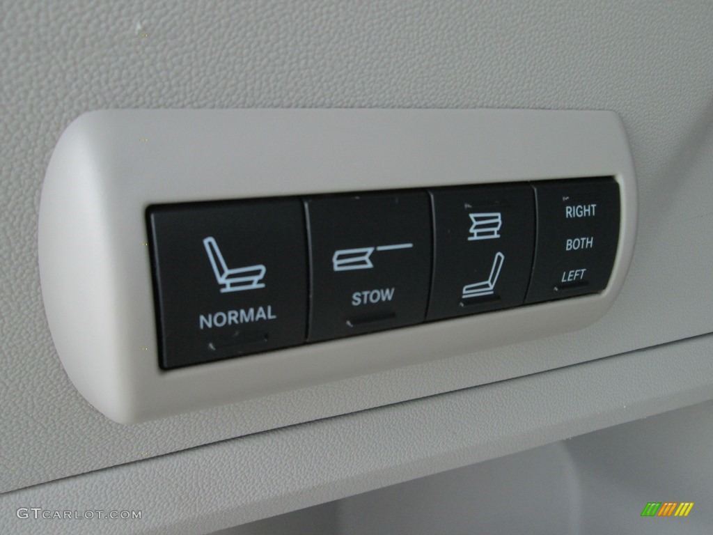 2011 Routan SEL - Calla Lily White / Aero Gray photo #25