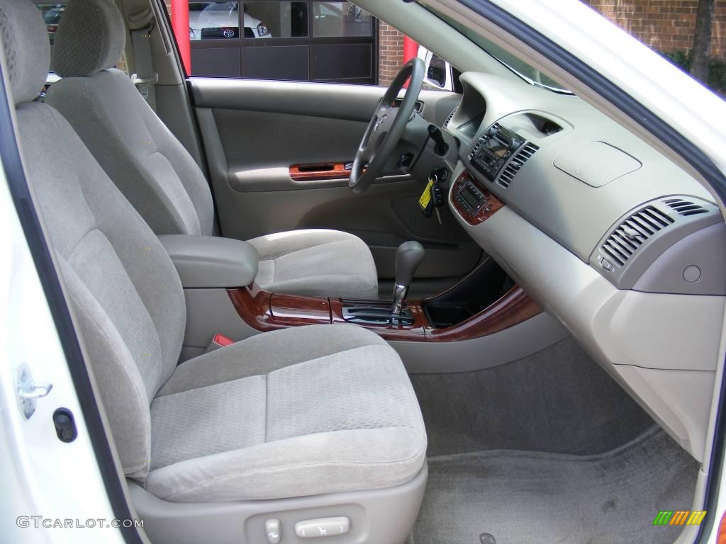 2004 Camry XLE - Super White / Taupe photo #13