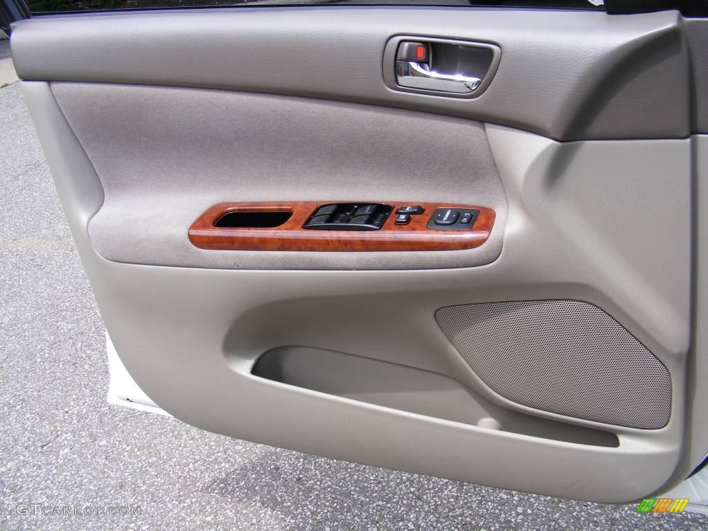 2004 Camry XLE - Super White / Taupe photo #22
