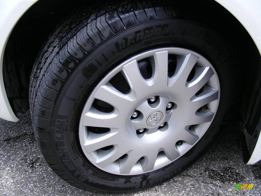 2004 Camry XLE - Super White / Taupe photo #24