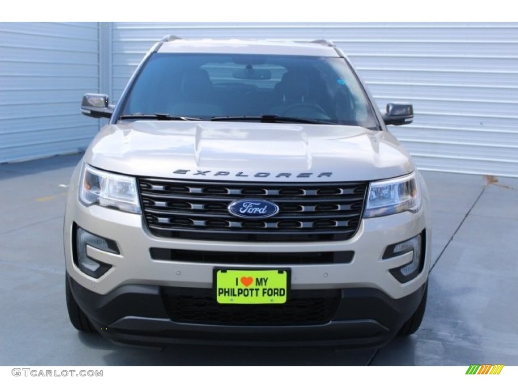 2017 Explorer XLT - White Gold / Sport Appearance Dark Earth Gray photo #2