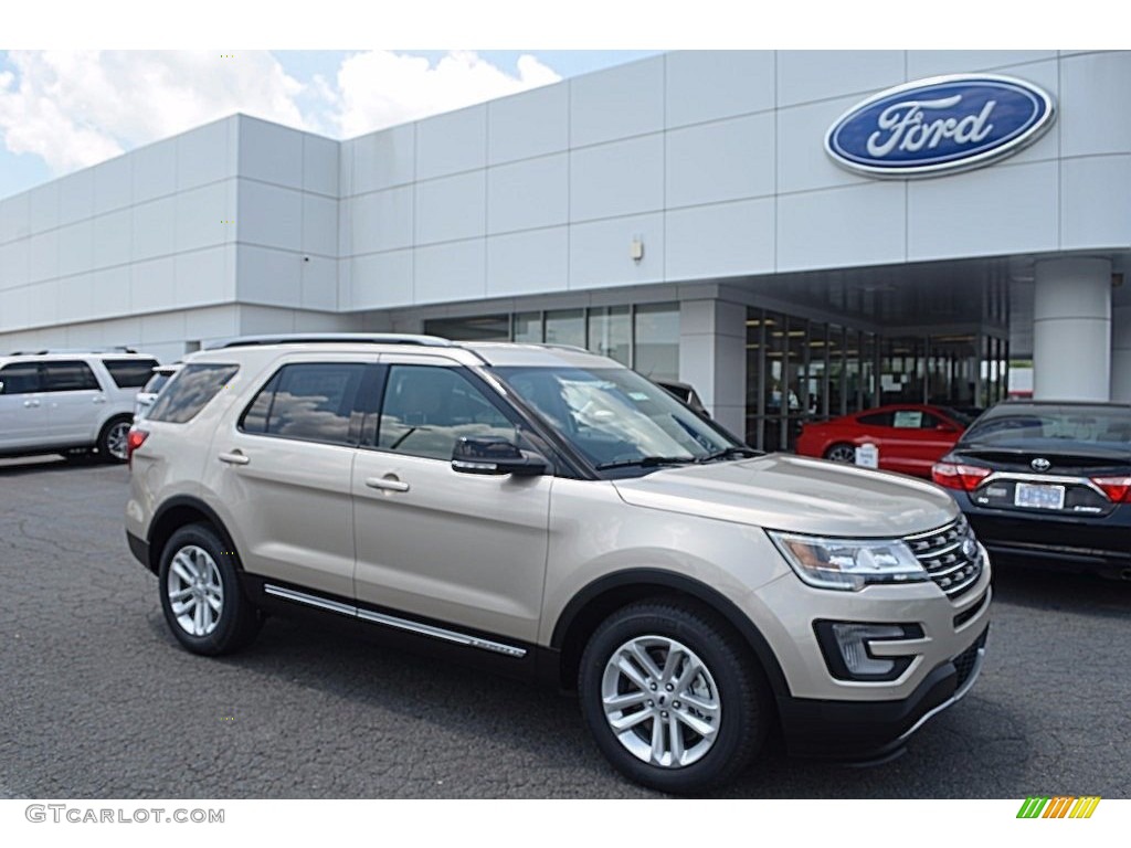 2017 Explorer XLT - White Gold / Medium Light Camel photo #1