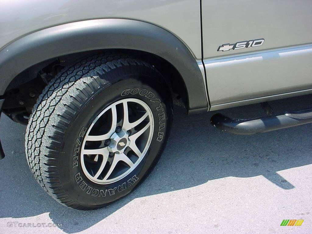 2003 S10 LS ZR5 Crew Cab 4x4 - Light Pewter Metallic / Graphite photo #13