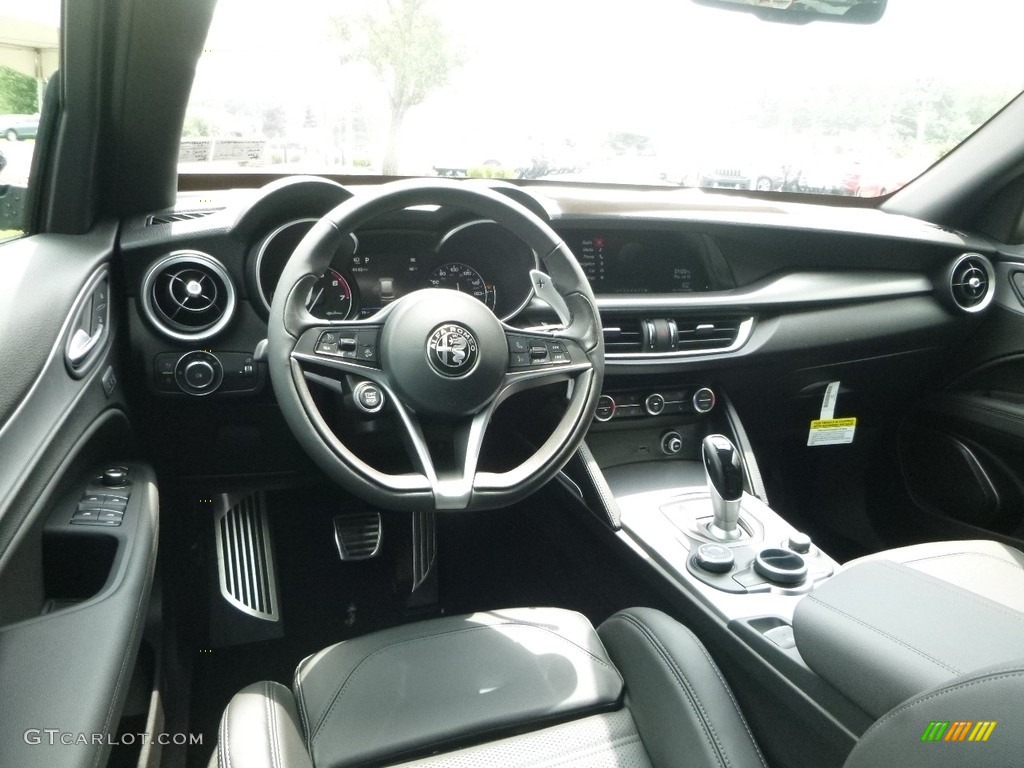 Black/Black Interior 2018 Alfa Romeo Stelvio Ti AWD Photo #121631733