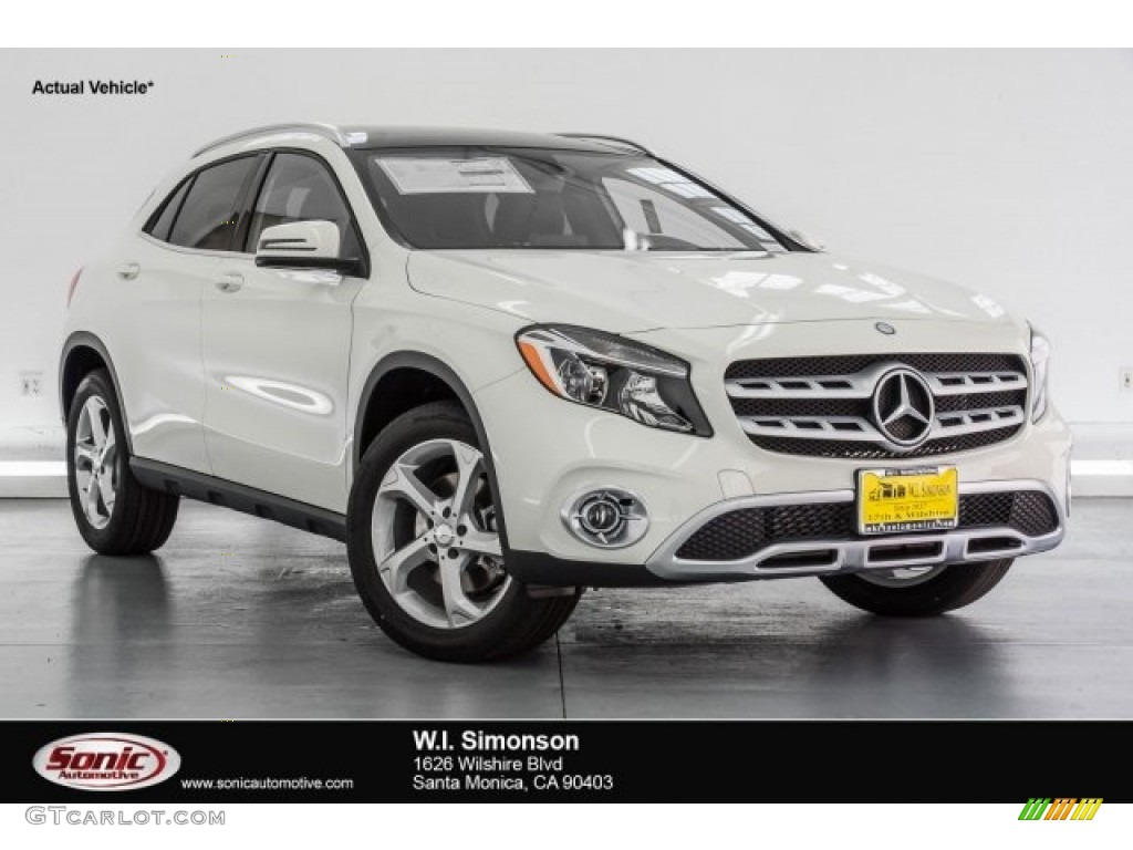 2018 GLA 250 4Matic - Cirrus White / Black photo #1