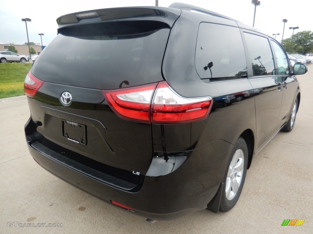2017 Sienna LE - Midnight Black Metallic / Ash photo #2