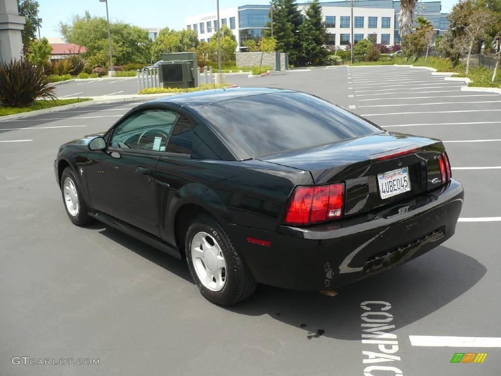 2001 Mustang V6 Coupe - Black / Dark Charcoal photo #4