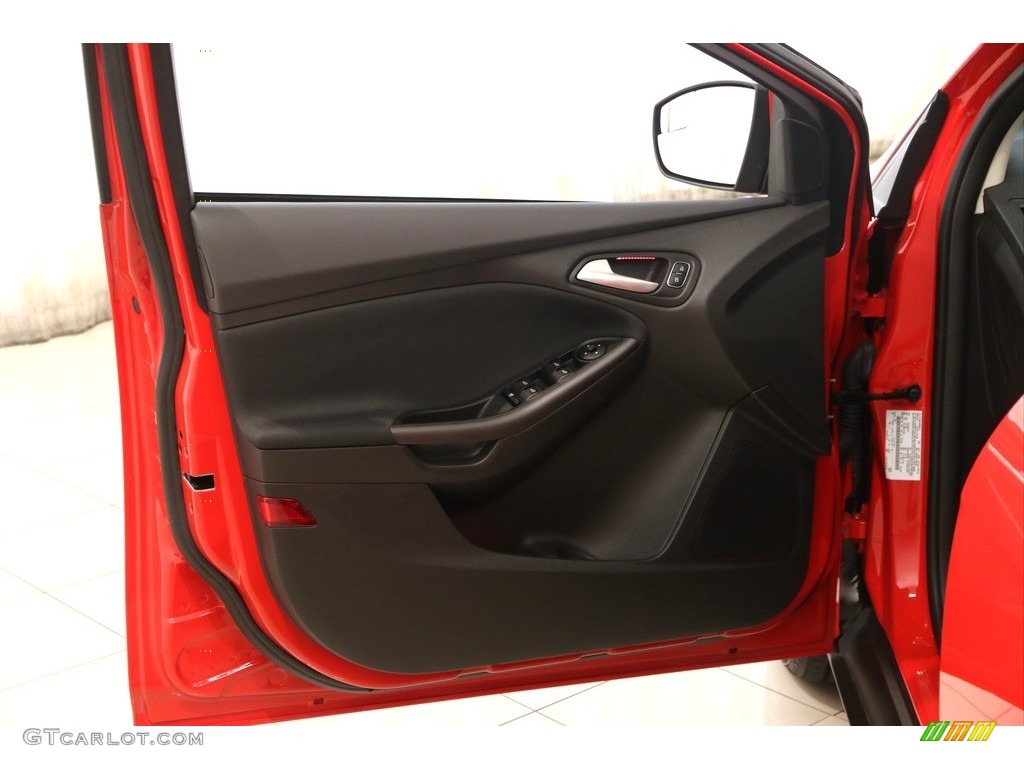 2015 Focus SE Hatchback - Race Red / Charcoal Black photo #4
