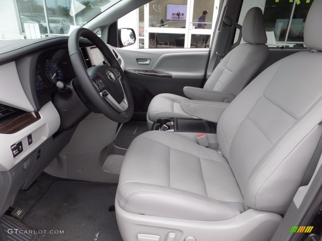 2017 Sienna XLE - Midnight Black Metallic / Ash photo #10