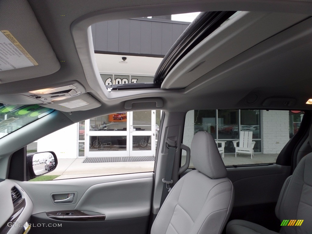 2017 Sienna XLE - Midnight Black Metallic / Ash photo #11