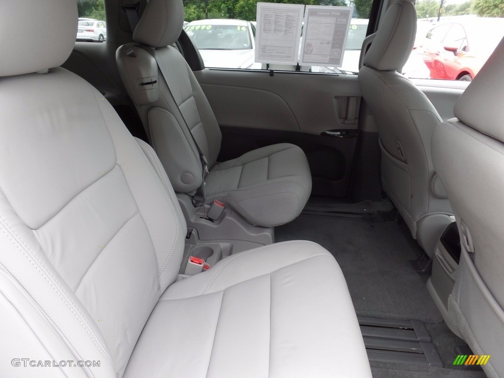 2017 Sienna XLE - Midnight Black Metallic / Ash photo #14