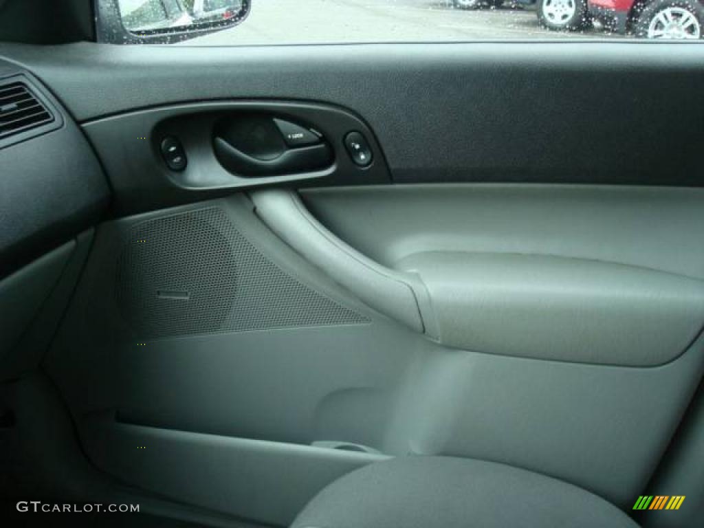 2006 Focus ZXW SE Wagon - Cloud 9 White / Dark Flint/Light Flint photo #17