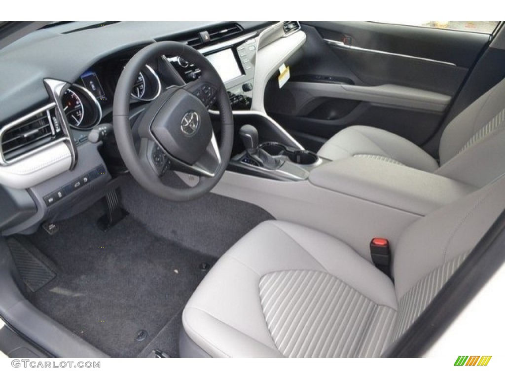 2018 Toyota Camry SE Front Seat Photo #121746049