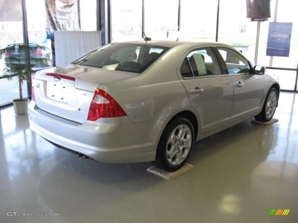 2010 Fusion SE - Brilliant Silver Metallic / Charcoal Black photo #2