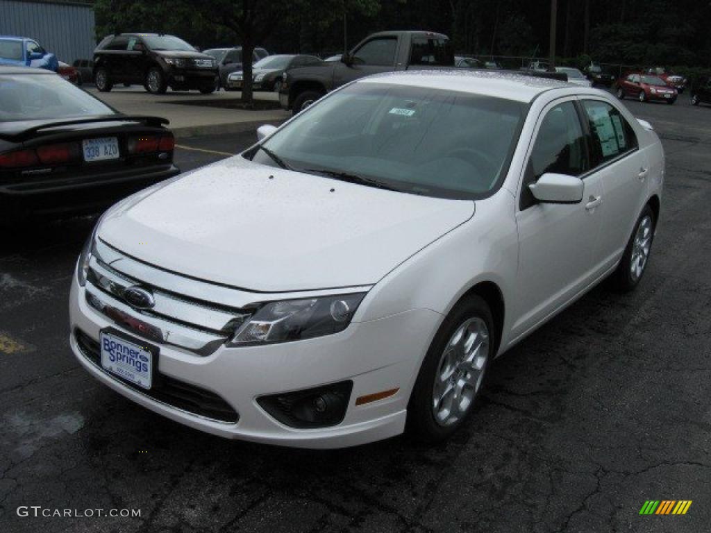 2010 Fusion SE - White Platinum Tri-coat Metallic / Charcoal Black photo #2