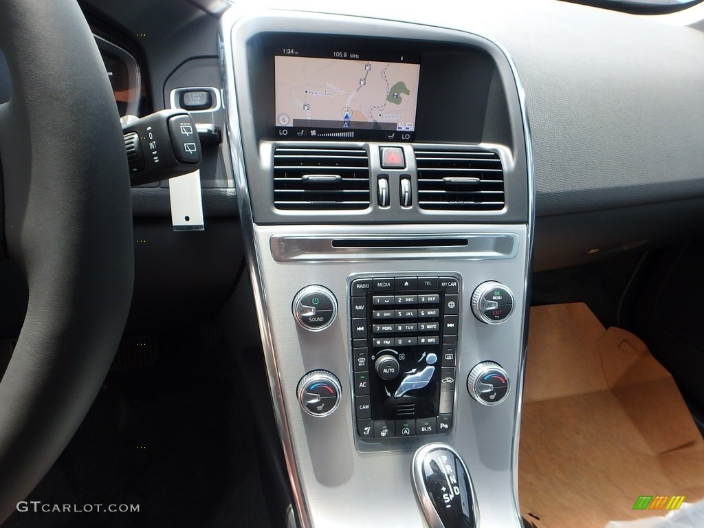 2017 Volvo XC60 T6 AWD Dynamic Dashboard Photos